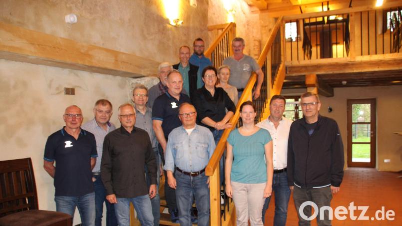 Der Skiclub Schmidmühlen wählt einen neuen Vorstand mit Vorsitzendem Peter Dammith (links) an der Spitze. Bürgermeister Peter Braun (rechts) gratuliert. Bild: bjo