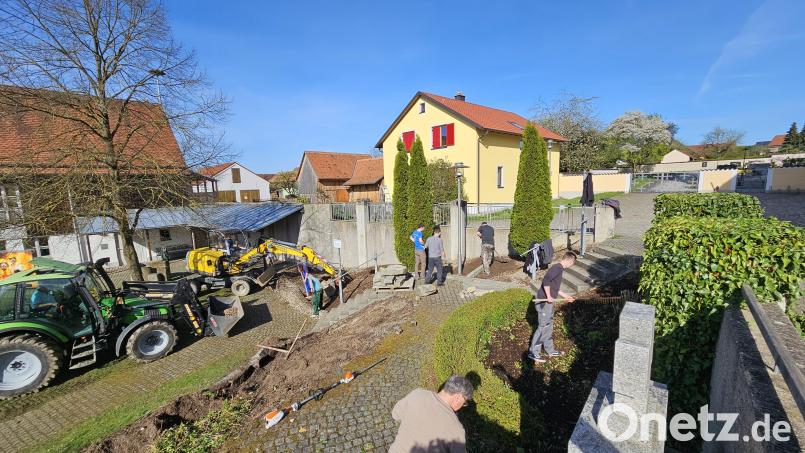 Viele Vereinsmitglieder begannen am Samstag mit der Neugestaltung des Dorfplatzes. Bild: Hans-Jürgen Schlosser/exb