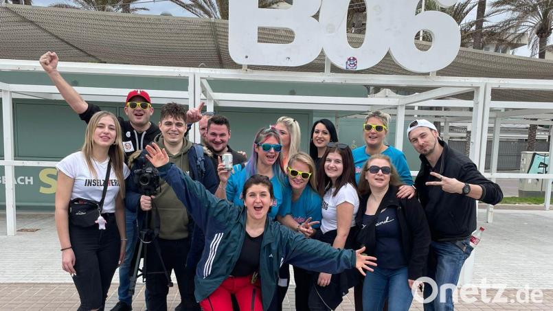 Lisa Grötsch (vorne) hat mit ihren Schwestern und 15 Ballermann-Urlauberinnen und -urlaubern am 1. Januar 2024 ihr erstes Partyschlagervideo aufgenommen. Bild: Michael Becker