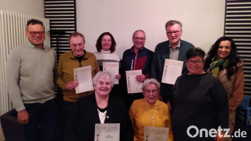 Der Obst- und Gartenbauverein ehrte treue Mitglieder, stehend von links Harald Schlöger, Josef Zöllner, Ursula Schimmel, Erich Burger, Hubert Haensel, Vorsitzende Doris Deubzer, Bürgermeisterin Margit Bayer, vorne Angela Burger und Paula Dostler. Bild: Andreas Burger/exb