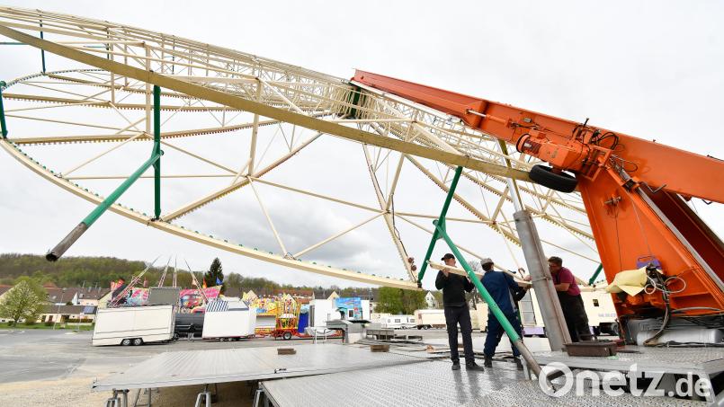 Dieser Schnappschuss unserer Fotografin zeigt, wie &quot;Das Frankenrad&quot; (Riesenrad Orion II) am Dultplatz aufgerichtet wird. Mit seinen 32 Metern Gesamthöhe ist es der Hingucker auf der Dult, die am Samstag, 13. April, beginnt. In 18 Gondeln können je maximal vier Gäste mitfahren. Bild: Petra Hartl