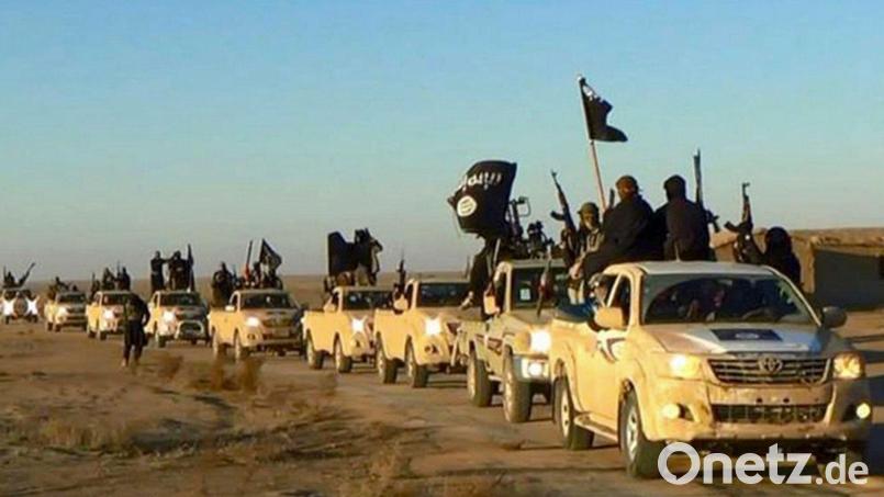 Die Terrorvereinigung "Islamischer Staat": Eine seit Jahren in Regensburg lebende Irakerin soll über Jahre IS-Mitglied gewesen sein. Ihr wird unter anderem Völkermord vorgeworfen. Symbolbild: Uncredited/Militant website/AP/dpa