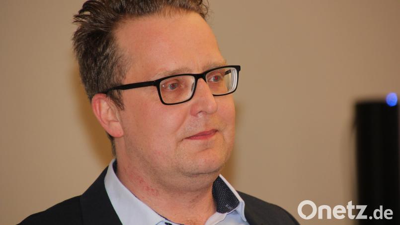Thomas Schramm stellte das neue Stromprodukt &quot;Vereinsstrom&quot; der Stadtwerke Tirschenreuth sehr detailliert vor. Bild: kro