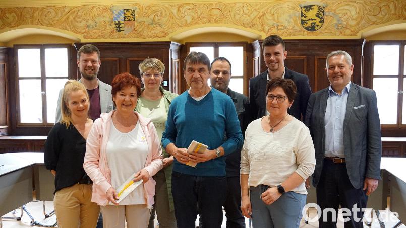Den Hauptpersonen (vorne, von links) Gabriele Steger, Günther Biersack und Gabriele Schlegl galten Glückwünsche aus der Kollegenschaft und dem Personalrat sowie von Bürgermeister Joachim Neuß (rechts). Bild: jma