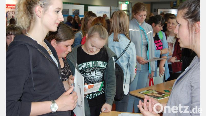 Die Ausbildungsmesse an der Doktor-Eisenbarth-Mittelschule stieß im Vorjahr auf große Resonanz. Die Veranstalter hoffen am Mittwoch, 17. April, mit einem ähnlichen Erfolg. Archivbild: Werner Winderl/exb