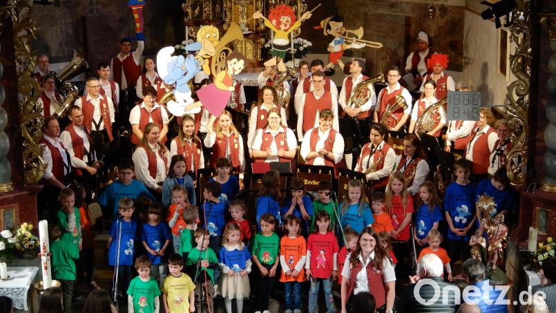 Blaskapelle und Projektkinderchor begeistern die Zuhörer. Der Jubiläumsauftakt ist gelungen. Bild: Josef Drexler/exb