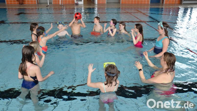 Wasserballspielen macht den Ferienkids im Moosbacher Hallenbad großen Spaß. Bild: gi