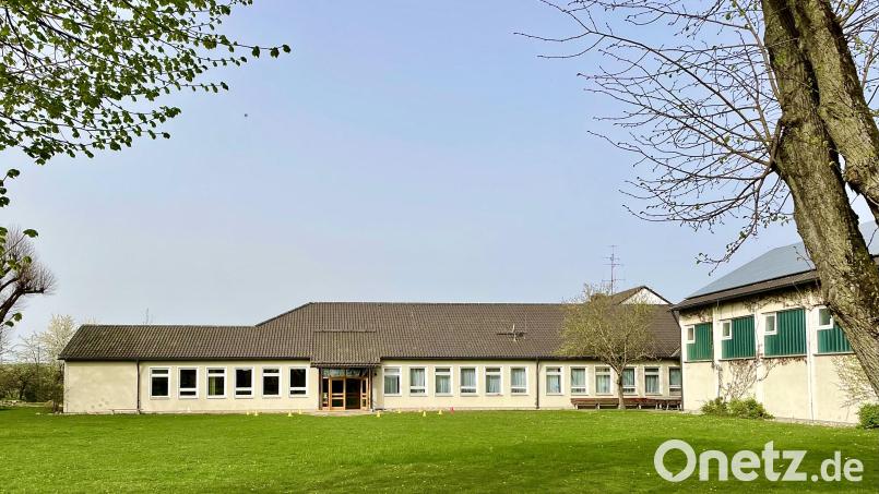 Eine Kindertagesstätte wird im Gebäude der der Josef-Voit-Grundschule Freihung untergebracht. Auf der vorgelagerten Grünfläche ist Platz für einen behindertengerechten Zugang, einen Kinderwagenstellplatz und Spielgeräte. Bild: Krones