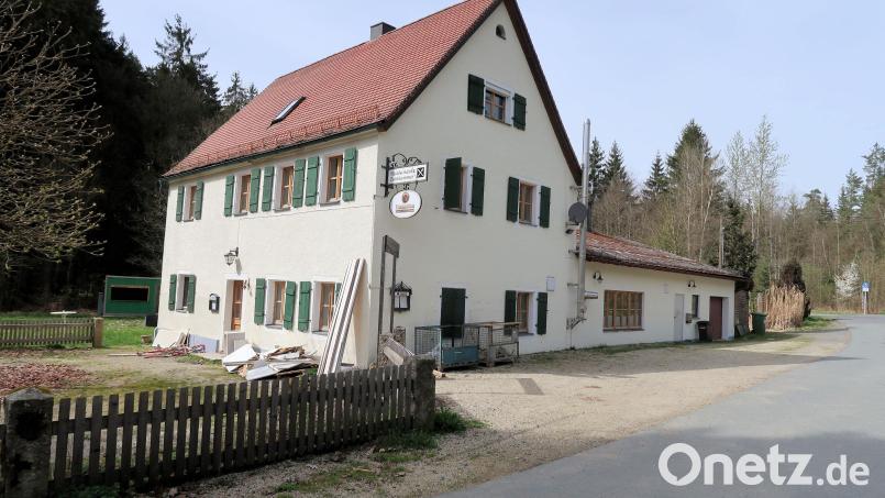 Auf vollen Touren laufen die Umbau- und Sanierungsarbeiten in der Waldgaststätte Zainhammer. In ein paar Wochen könnte die beliebte und direkt am Steinwald-Radweg zwischen Friedenfels und Thumsenreuth gelegene Gaststätte wieder eröffnet werden. Bild: bsc