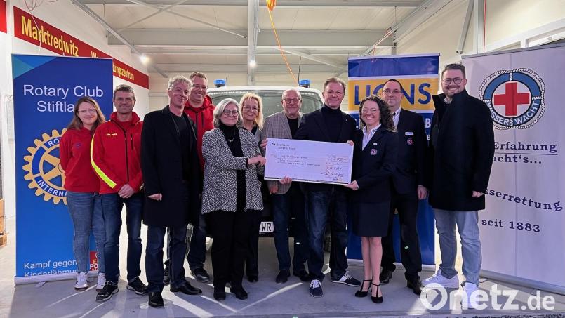Freude über die Spende der Service-Clubs, hier für die BRK-Wasserwacht: Im Bild von links Lara Krüger und Rainer Bartsch (DLRG), Harry Ipfling (Präsident Rotary-Club Fichtelgebirge), Achim Träger (DLRG), Edith Kalbskopf (Präsidentin Soroptimist Luisenburg/Bad Alexandersbad), Rosi Döhler (Präsidentin Lions-Club Selb), Oliver Schott (Präsident Lions-Club Marktredwitz-Fichtelgebirge), Anton Schatzberger (Präsident Rotary-Club Stiftland), Peggy Mother-Bayerl, Bernd Hör (beide Wasserwacht) und Sven Lehner (BRK). Bild: Johannes Troesch/exb