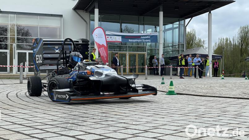 Das elektrische Rennauto des Nachwuchsrennstalls der OTH Amberg-Weiden dreht in den Pausen ein paar Runden über den Vorplatz des ACC. Bild: Nils Ganzmann