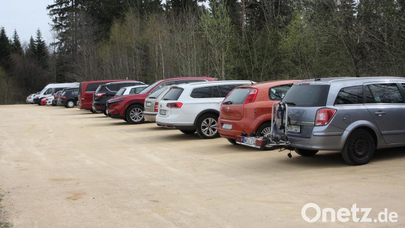Der Wanderparkplatz bei Hohenhard zählt zweifellos zu den beliebtesten Ausgangspunkten für Wanderungen im Naturpark Steinwald. Bild: wro