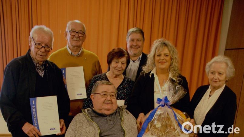 Ehrungen beim VdK Auerbach: (sitzend) Joachim Kugler, (stehend, von links) Jakob Kirzdörfer, Georg Benaburger, Barbara Schreglmann, Dritter Bürgermeister Michael Streit, Vorsitzende Heidi Deinlein und Kreisverbandsvorsitzende Marianne Kies-Baldasty. Bild: R. Deinlein/exb