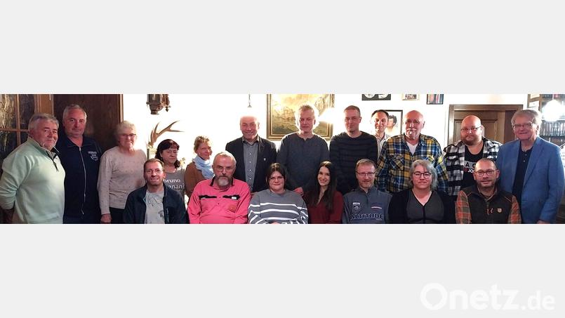 Sie führen den OWV-Zweigverein Kohlberg in den nächsten Jahren. An der Spitze stehen Peter Wirth als Vorsitzender mit seinem Stellvertreter Martin Poersche (hinten, Dritter und Zweiter von rechts). Bild: jml