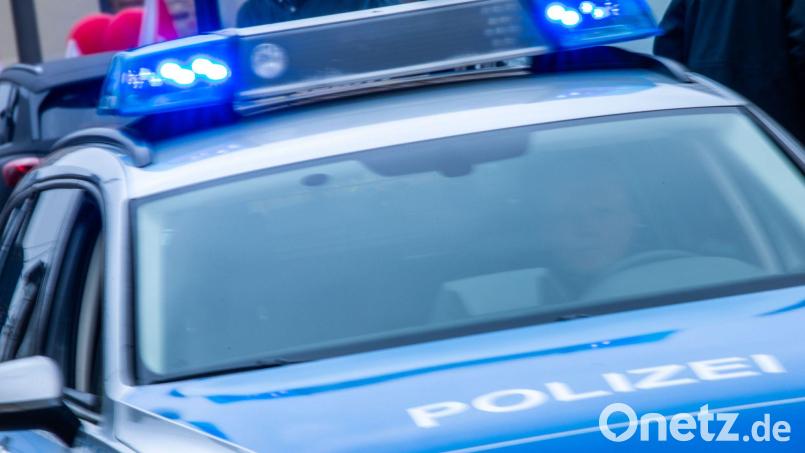 Am 13. April findet in Weiden eine große Polizeiübung statt. Dafür werden teilweise auch Straßen gesperrt. Symbolbild: Jens Büttner/dpa/Symbolbild