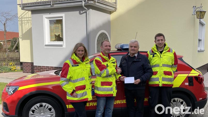Georg Bauer (Zweiter von rechts) spendet 1300 Euro anlässlich seines 80. Geburtstages. Darüber freuten sich Corinna Eisner und Andreas Färber (von links) sowie Josef Graml (rechts) von den First Respondern aus Ursensollen. Bild: egl