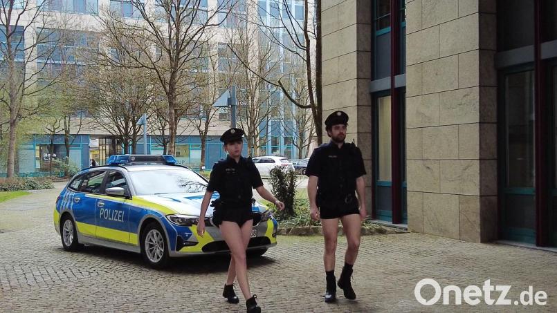 Das Standbild aus einem Youtube-Video der Polizeigewerkschaft (DPolG) zeigt Polizisten ohne Hosen und soll den eklatanten Mangel an Dienstkleidung bei der bayerischen Polizei anklagen. Archivbild: picture alliance/dpa/DPolG Bayern
