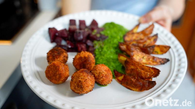 Die Hauptspeise: Tofubällchen mit Kartoffelspalten, Rote Bete Würfeln und einer Kräutersauce – schnell und einfach. Bild: Marco Meier