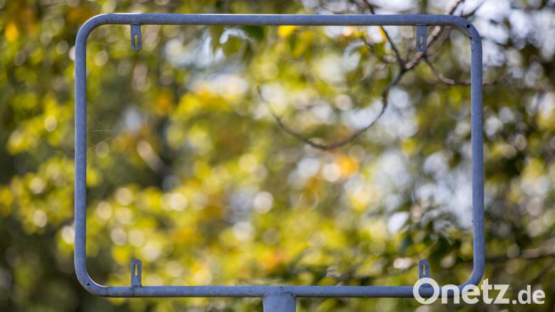 Nach einem Unfall haben bislang unbekannte Täter das beschädigte Ortsschild der Stadt Mitterteich gestohlen. Symbolbild: Arifoto Ug