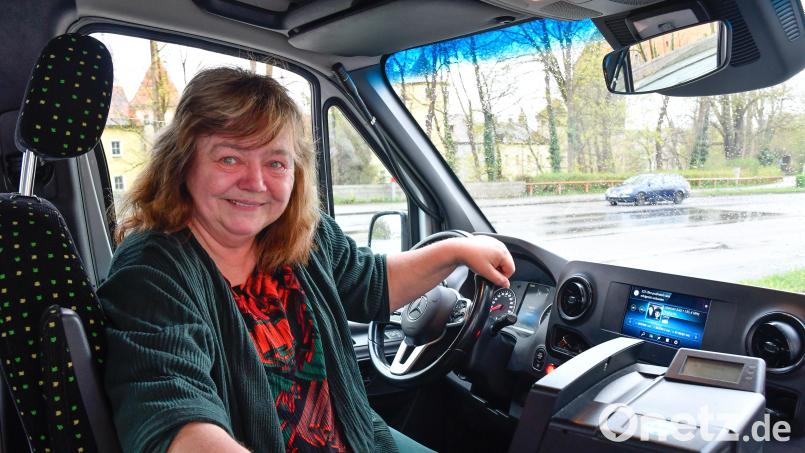 Unterwegs mit Busfahrerin Christa Fröhlich auf der Linie 404. Gemeinsam mit ihren Fahrgästen hat sie erreicht, dass die Route durch die Obere Hockermühle in Amberg wieder geändert wird. Bild: Petra Hartl