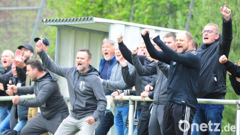 Wird Markus Pappenberger (Mitte) erneut über den Klassenerhalt der SpVgg Wiesau jubeln dürfen? Der 50-Jährige hat wie in der Vorsaison das Traineramt beim abstiegsgefährdeten Kreisligisten übernommen. Archivbild: Thomas Schrems