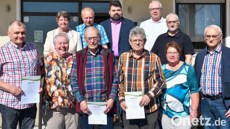 Siedler- und Eigenheimgemeinschaft Loderhof. Vorne von links: Heinz Mertel jun., Ingrid Weiß, Waldemar Eckl, Werner Fischer, Eveline Eckl, Johann Specht. Hinten von links: Anna Margarete Hartmann, Rudolf Eckl, Stefan Frank, Klaus Bleisteiner und Christian Pruy Bild: Petra Hartl