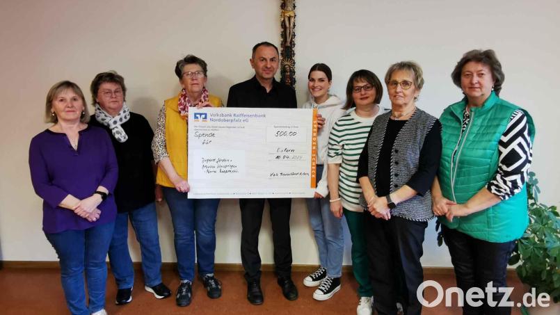 Den Scheck an Pfarrer Martin Rupprecht (Mitte) im Beisein von Nichte Rebecca Rupprecht (Vierte von rechts) übergab Vorsitzende Beate Roth (rechts) mit Vorstandsmitgliedern. Bild: gz