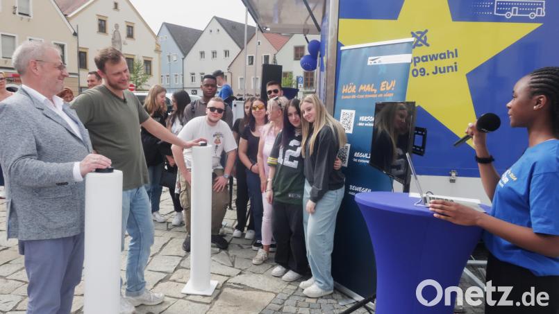 Jugendliche aus der italienischen Partnerstadt Gualdo Tadino sind derzeit zu Besuch in Schwandorf. Bild: Hirsch