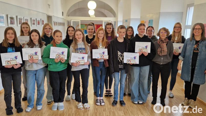 Die Sieger aus der Klasse 7a: Nadja Blechinger, Hanna Keller, Amelie Heindl, Nicolas Kunz, Anja Zölch; Französischlehrerin Maud Simon, Schulleiterin Kerstin Reiter. Bild: Mädchenrealschule Waldsassen/exb