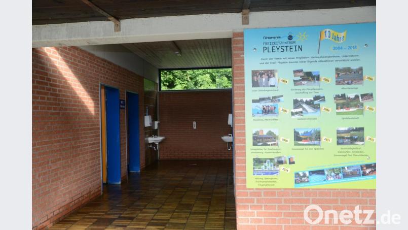 Der Zugang zu den Sanitärräumen ist wie Toilettenanlagen sanierungsbedürftig. Die Bildtafel (rechts) zeigt, dass sich der Freibadförderverein seit 2004 um das Freibad und dessen Erhalt bemüht. Bild: bey