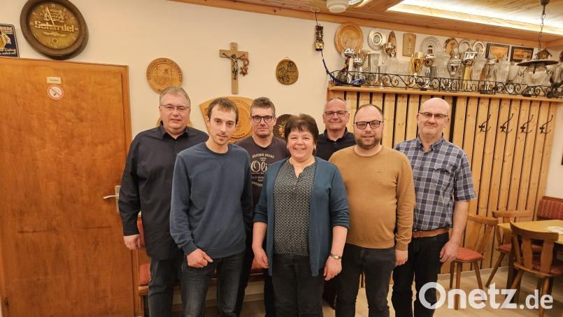 Bürgermeister Kraus (Dritter von rechts) freute sich über Neumitglied Rainald Lochner, gratulierte den Geehrten Stephan Plannerer und Karl Maschauer und beglückwünschte die Gewählten der Kreisvertreterversammlung Christa Bayer, Alexander Hecht und Daniel Miedl. Bild: CSU Pullenreuth/exb