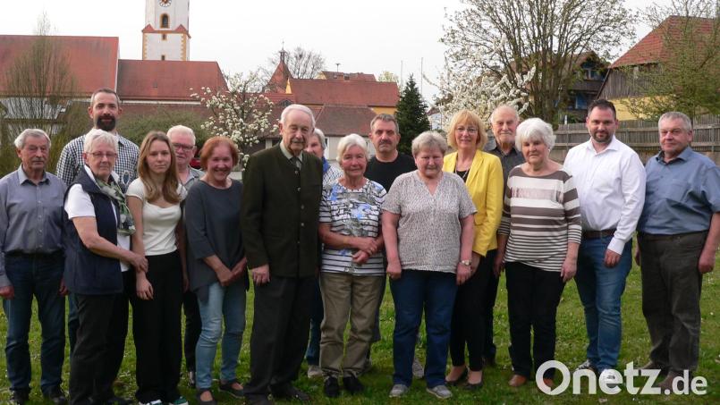 Für 50 Jahre Treue zum OWV wurden Therese und Hermann Friedl (Dritte und Vierter von rechts) und Emil Fröhlich (Siebter von links) geehrt. Dankesworte gingen auch an die anderen Jubilare. Bild: mh