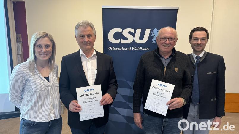 Landtagsabgeordneter Stephan Oetzinger (rechts) und Nicole Hoch zeichnen Johann Baumgartl (Zweiter von links) und Ewald Zetzl für langjährige Mitgliedschaft aus. Bild: pi