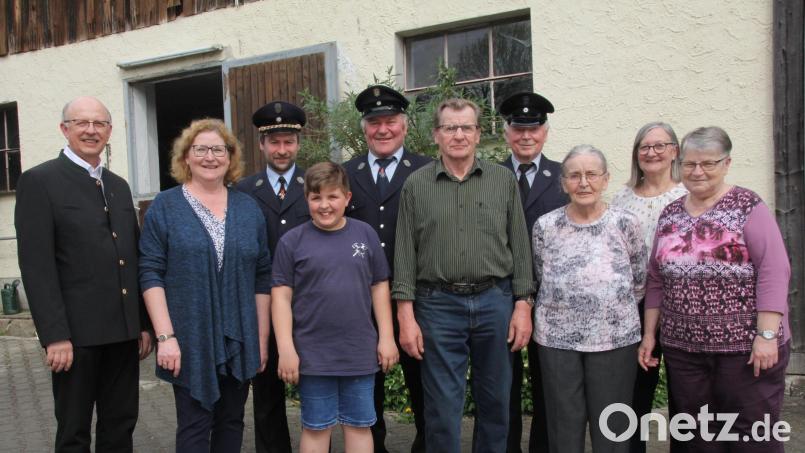 Michale Forster (Fünfter von rechts) freut sich über die vielen Gratulanten, die zu seinem 80. Geburtstag gekommen sind. Unter ihnen auch (vorne von links) Pfarrer Herbert Rösl, Bürgermeisterin Rita Salomon und Julian. Bild: frd