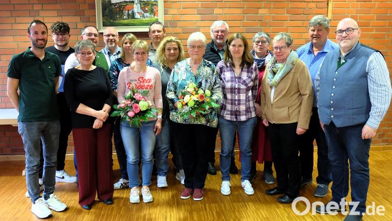 Neuer und alter Vorsitzender der Etzenrichter Blaskapelle ist Michael Erfurt (rechts); Bürgermeister Martin Schregelmann (Zweiter von rechts) und Gisela Witt vom Nordbayerischen Musikbund (Vierte von rechts) gratulieren dem neuen Vorstand und den Geehrten. Bild: wlr