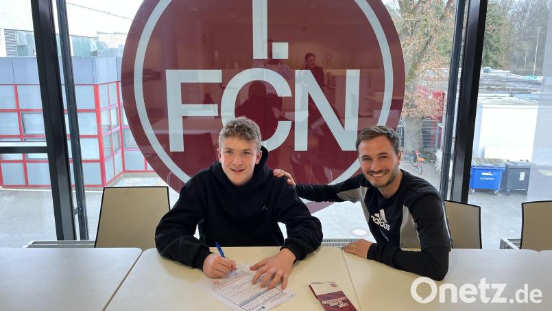 Louis Eckstein (links) bei der Vertragsunterzeichnung mit Michael These, der Club-Kaderplaner für die U12 bis U17. These trainiert zudem die U17 des 1. FC Nürnberg. Bild: fpoz
