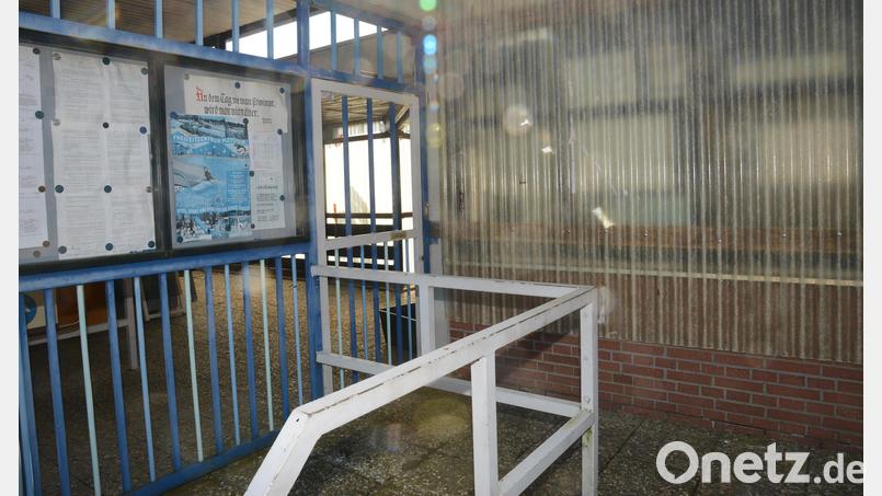 Die Sanierung für dieses Jahr ist vom Tisch. Ob die Tür zum Pleysteiner Freibad im Jahr 2025 geöffnet werden kann, steht momentan noch in den Sternen. Bild: bey