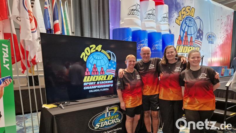 Monika und Bernd Gosslau, Christine Lubig-Schmidt sowie Carina Schmidt (von links) heimsten bei der Weltmeisterschaft im Sport Stacking in Orlando WM-Titel, Silbermedaillen und weitere Top-Platzierungen ein. Bild: Monika Gosslau /exb
