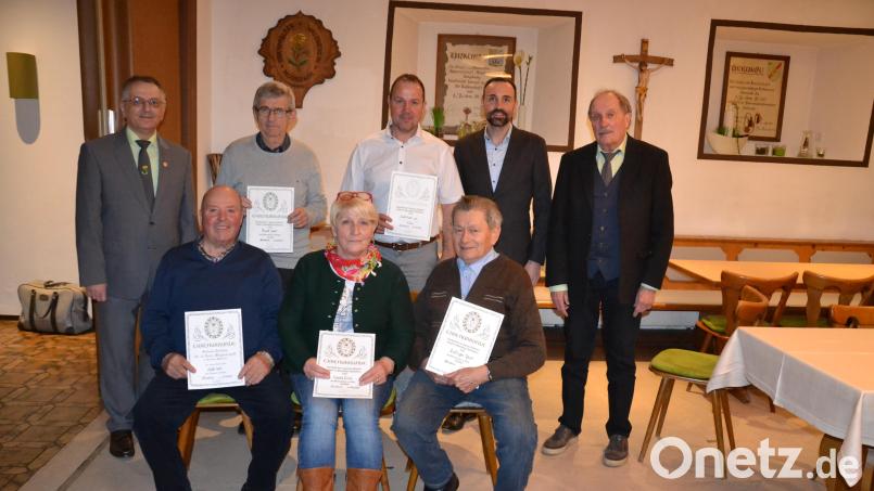 Die beiden OWV-Vorsitzenden Josef Enslein (links) und Peter Franz (rechts) dankten den fleißigen Helfern und langjährigen Mitgliedern im Namen des Waldvereins. Für 50 Jahre Mitgliedschaft wurde Karl Liebl sen. besonders gedankt. Bild: gi