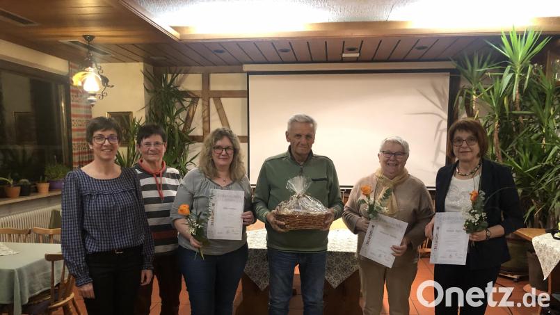 Ehrungen bei den Hirschbacher Gartenbauern: Von links Michaela Basler, Vorsitzende Monika Haller sowie die Geehrten Silke Lindner, Konrad Sperber, Waltraud Seibold und Pauline Regler. Bild: rrd