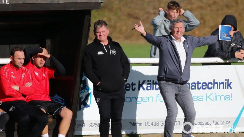 Klaus Schinner (rechts) ist an der Seitenlinie stets mit vollem Engagement bei der Sache: Der Trainer des ASV Haidenaab hofft trotz einer Verletztenmisere auf einen Heimsieg gegen den SV Kohlberg. Bild: Dieter Jäschke