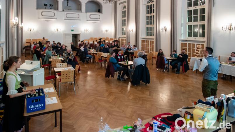 Oliver Weiß, Schriftführer des DJDS-Fördervereins, begrüßte die Teilnehmer zum ersten Schafkopfturnier im Gerhardinger-Saal der Dr.-Johanna-Decker-Schule. Bild: Hendrik Rosenboem