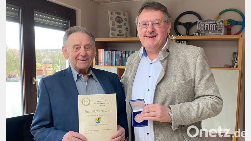 Bürgermeister Hans Martin Schertl gratulierte dem Jubilar Richard Lindner (links) zum 90. Geburtstag. Bild: Stefanie Gradl