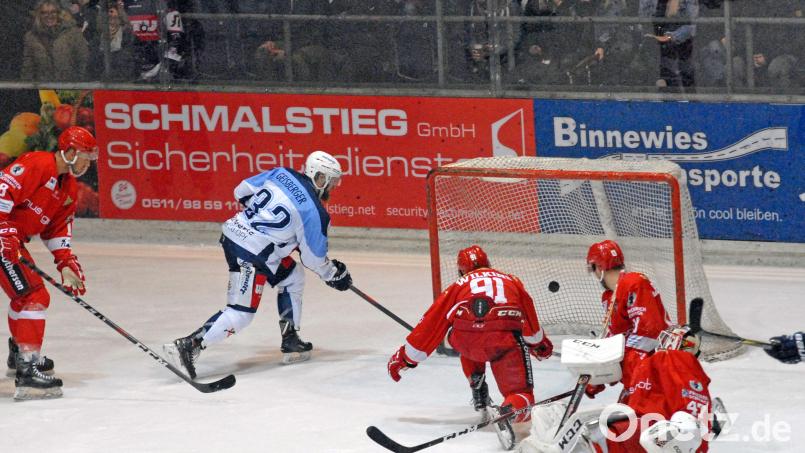 1994 und 2019 standen sich die Blue Devils und die Scorpions in bisher sechs Play-off-Spielen gegenüber. Den einzigen Sieg feierten die Weidener am 15. März 2019 mit 3:2 in der Mellendorfer Eishalle, in dieser Szene erzielt der zweifache Torschütze Herbert Geisberger das zwischenzeitliche 1:1. Archivbild: Gebert