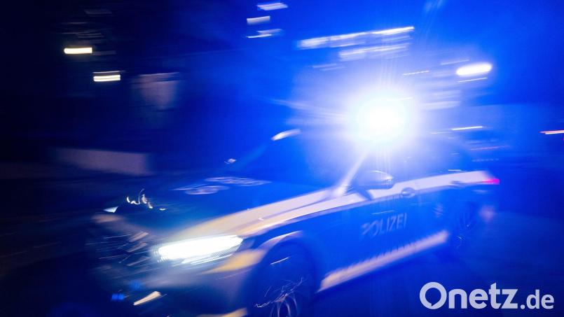 Ein Polizeifahrzeug fährt mit Blaulicht an einem Gebäude vorbei. Bild: Marijan Murat/dpa