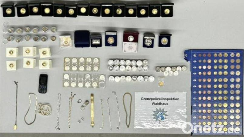 Die Münzen und Schmuckstücke sind mehrere Zehntausend Euro wert. Bild: Grenzpolizei Waidhau/exb
