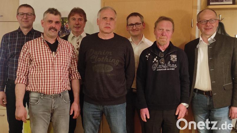 Neuwahlen standen bei den Jagdgenossen an: (von links) Hans Dumler, Matthias Schiml, Hans Reindl, Thomas Schraml, Michael Schatz, Hans Steinkohl und Bürgermeister Roman Schäffler. Bild: Jagdgenossenschaft Guttenberg/exb