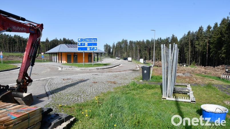 Zur Verbesserung des Parkplatzangebotes an der A6 werden bis Ende 2025 die beiden vorhandenen unbewirtschafteten Rastanlagen mit WC-Gebäuden (PWC-Anlagen Laubenschlag Nord und Süd) zwischen den Anschlussstellen Amberg-West und Amberg-Süd neu hergestellt. Bild: Petra Hartl