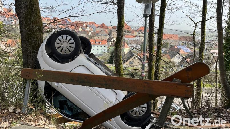 Förmlich eingekeilt ist dieses Auto am Rotbühlring in Nabburg. Bild:  Kraus