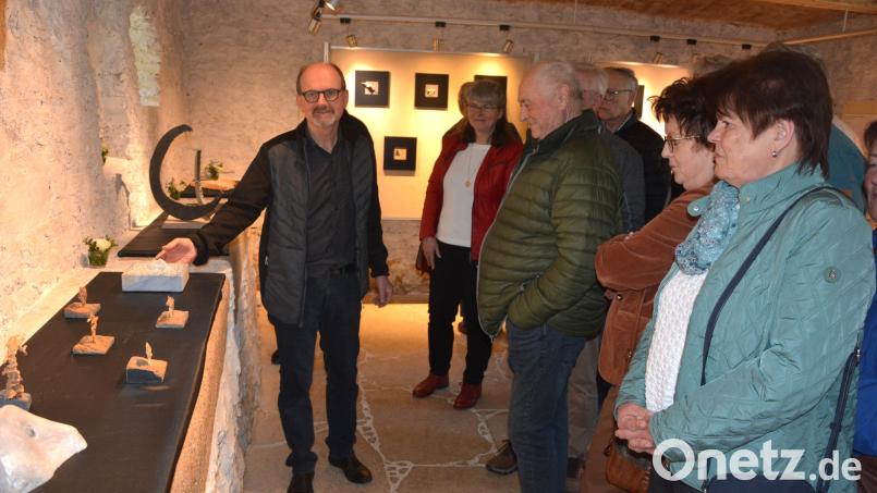 Steinmetzmeister Klaus Neugirg (links) gibt eine kurze Einführung in seine Ausstellung. Bild: jr